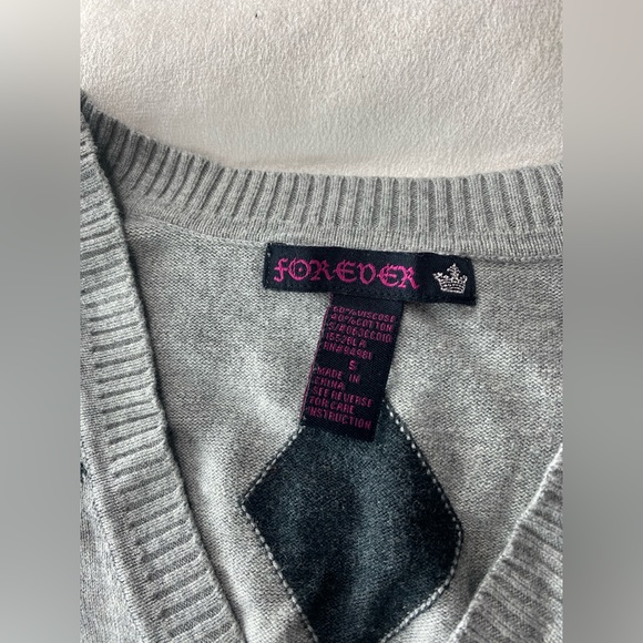 Forever 21 Black & Gray Plaid Print V-Neck Sleeveless Sweater Vest - Picture 3 of 3